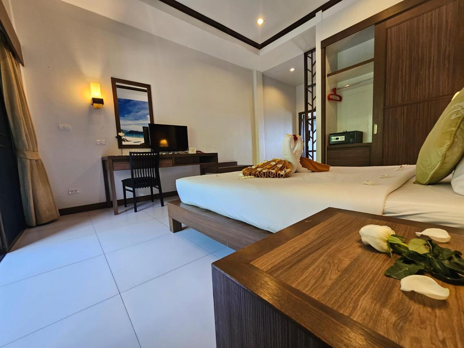 Ratana Hill Patong Aparthotel Luaran gambar