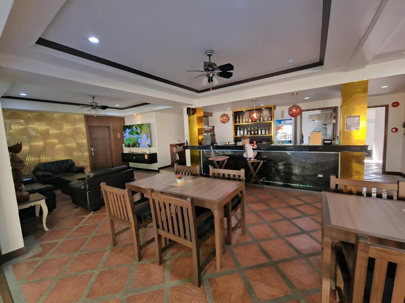 Ratana Hill Patong Aparthotel Luaran gambar