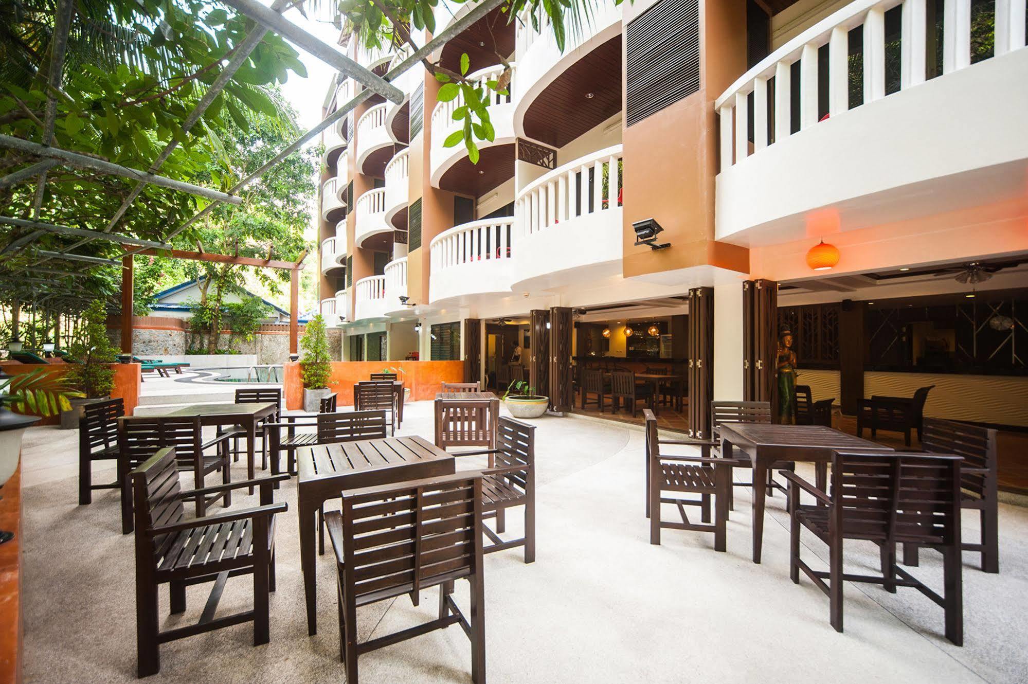 Ratana Hill Patong Aparthotel Luaran gambar