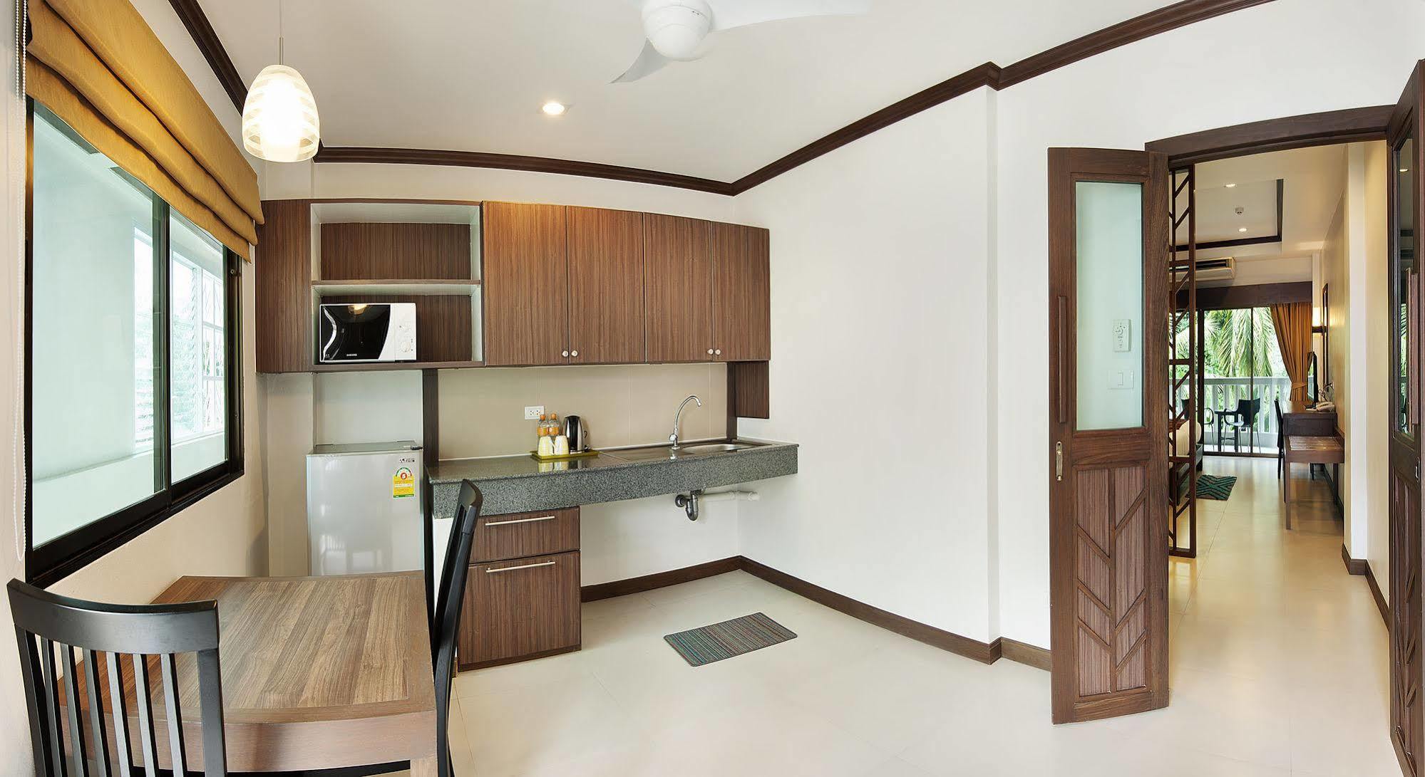 Ratana Hill Patong Aparthotel Luaran gambar